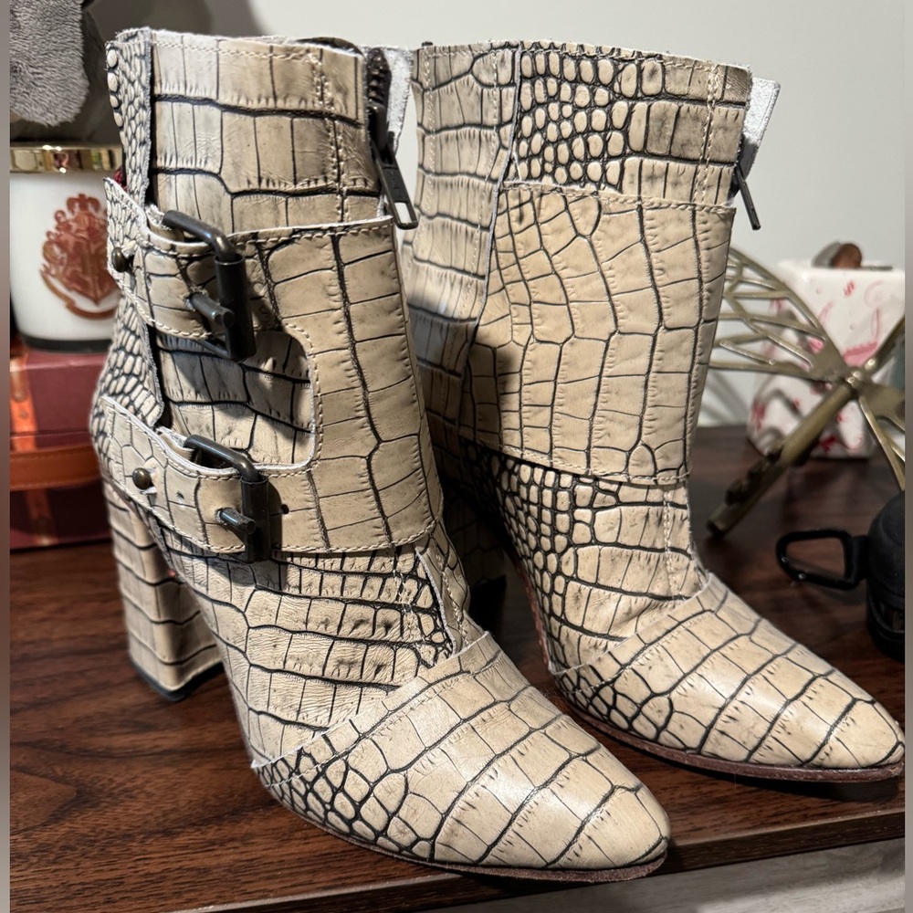 Freebird Joey Beige Croco Boot. Size 8.